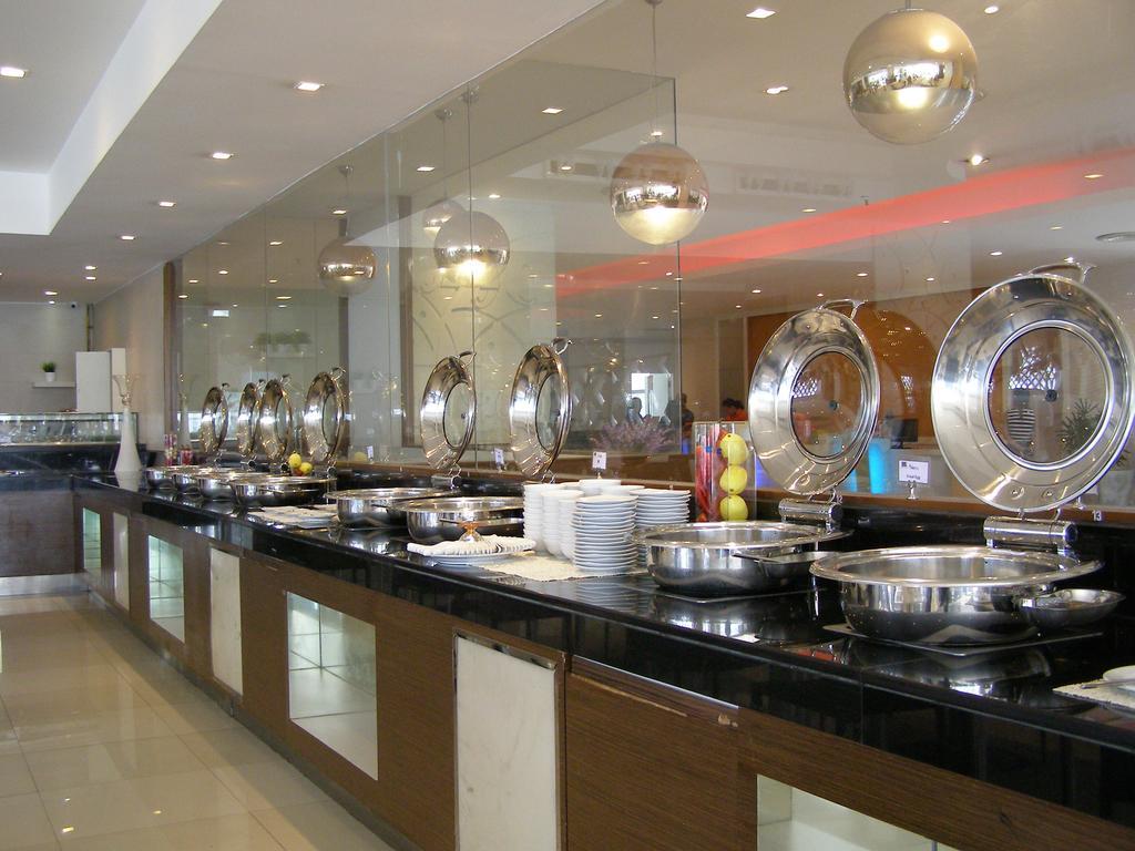 Iyarin @ Tuk Chang Hotel Bangkok Exterior foto